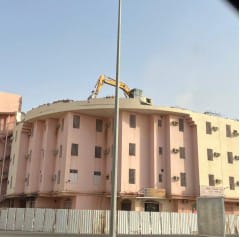 مبنى ومعدة رفع في موقع العمل
