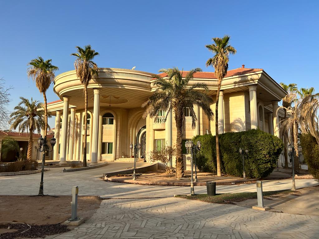 مبنى في موقع محاط بالمساحات الخضراء